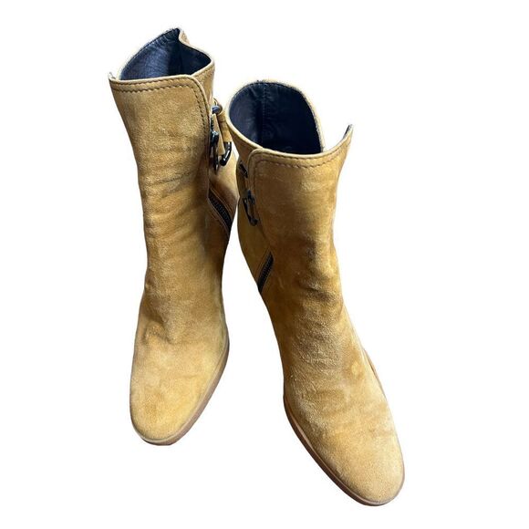 Tod’s Suede Leather Handmade in Italy Tan Boot Size 10 1/2 - Picture 1 of 6
